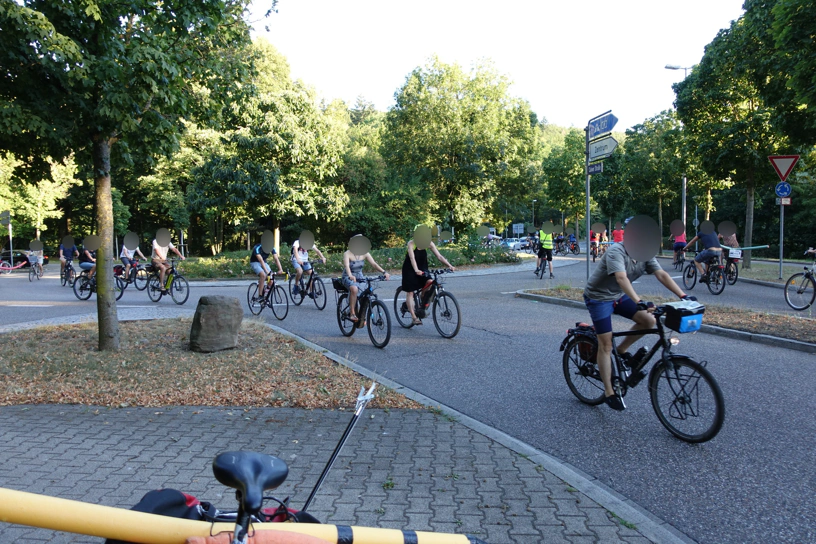 Ein Foto von der Critical Mass im Juli 2020. Mehrere Radfahrende fahren in einem Kreisverkehr.
