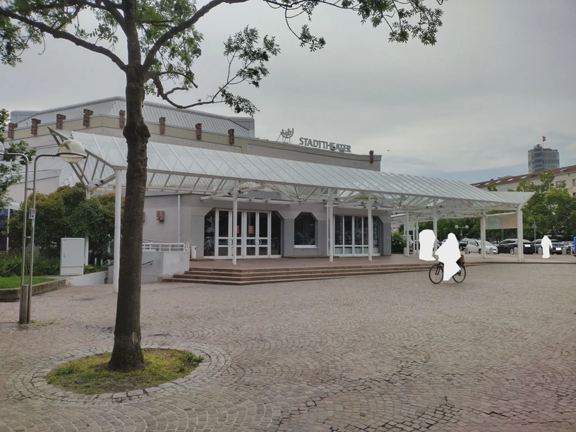 Gepflasteter Waisenhausplatz mit Sicht auf Gebäude des Stadttheaters