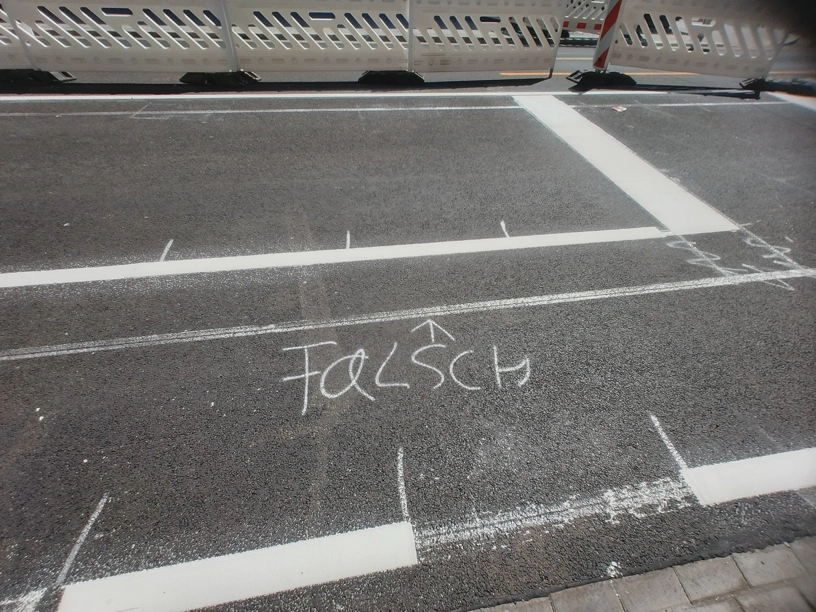 Das Wort Falsch wurde auf die Fahrbahn geschrieben.