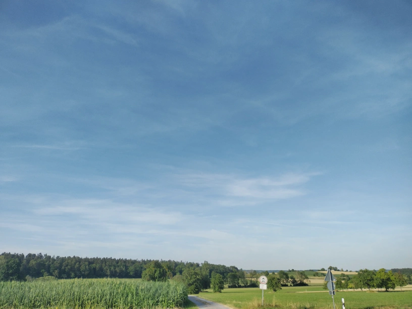 Landschaft mit blauem Himmel und Feldern