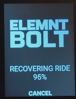 Foto vom Display des Fahrradcomputers mit dem Text 'Elemnt Bolt recovering Ride  96% und der Möglichkeit, den Vorgang abzubrechen.