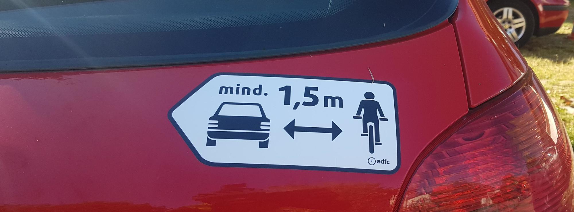Aufkleber für Mindestabstand von Autofahrenden beim Überholen von Radfahrenden Natenoms Blog
