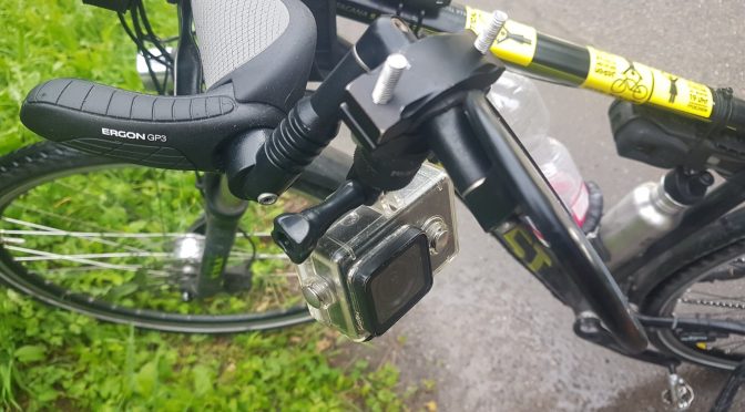 Fahrrad auf Sommer umgestellt: Lenkerstulpen abmontiert, neue Positionen für Rückspiegel und Kamera